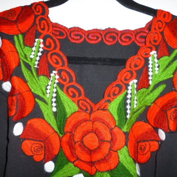 Beautiful Traditional MEXICAN Blouse with flowers - Picture 3 of 4